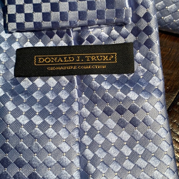 DONALD  J  . TRUM - SIGNATURE COLLECTION!! - Picture 2 of 10
